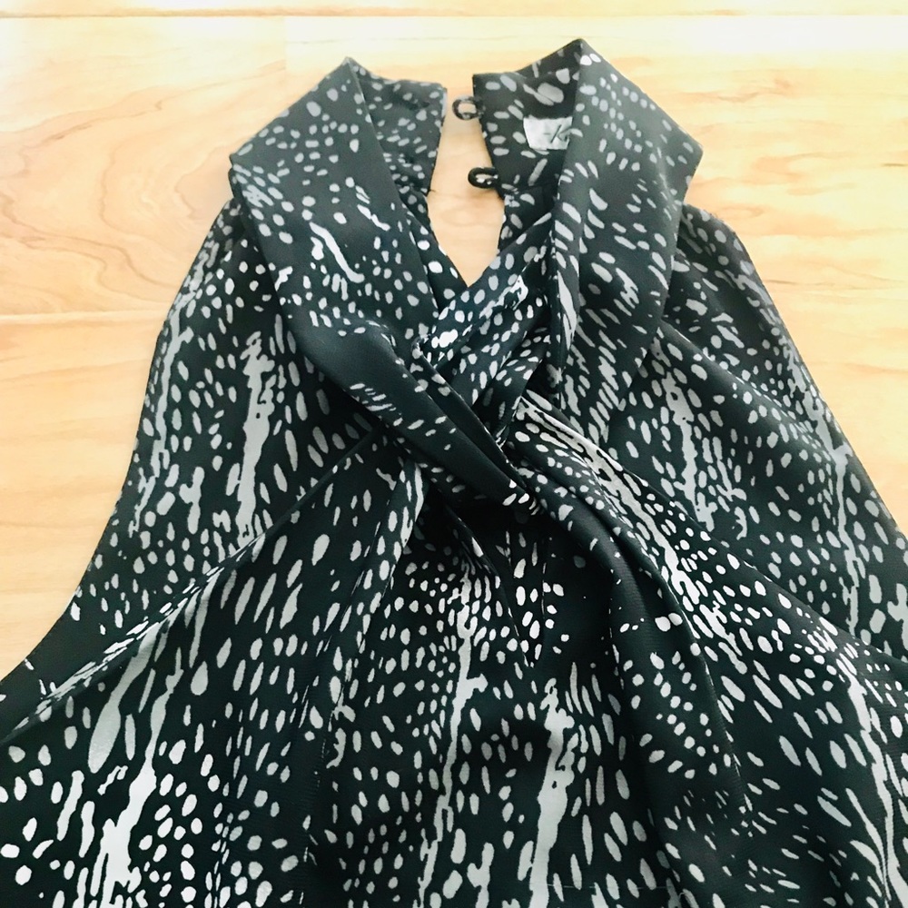 Black/white double front twist sleeveless top